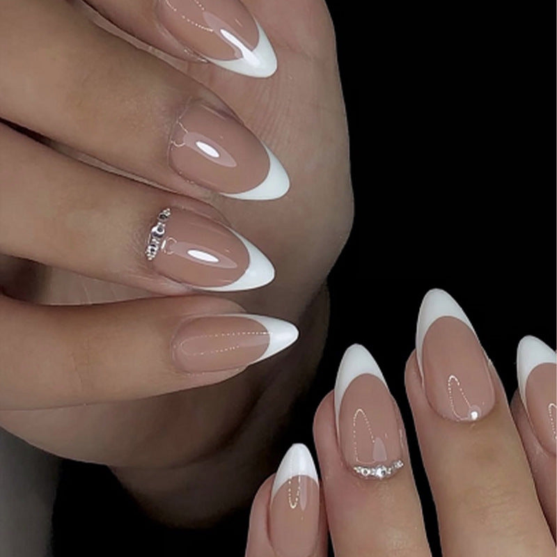 Kunstnagelset mit eleganter French-Spitzen-Optik und schimmernden Akzenten Brehn