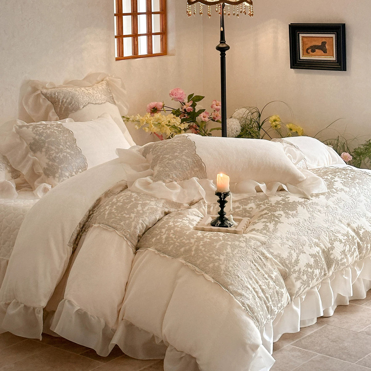Luxus Jacquard Satin-Trim Rüschende Bettbezug Set mit Besticktem Floralem Matelassé & Dekorativen Kissenbezügen