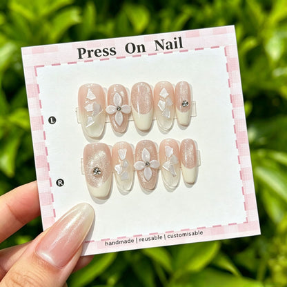 Künstlerisches Press-On Nagelset mit floralen und gemusterten Designs