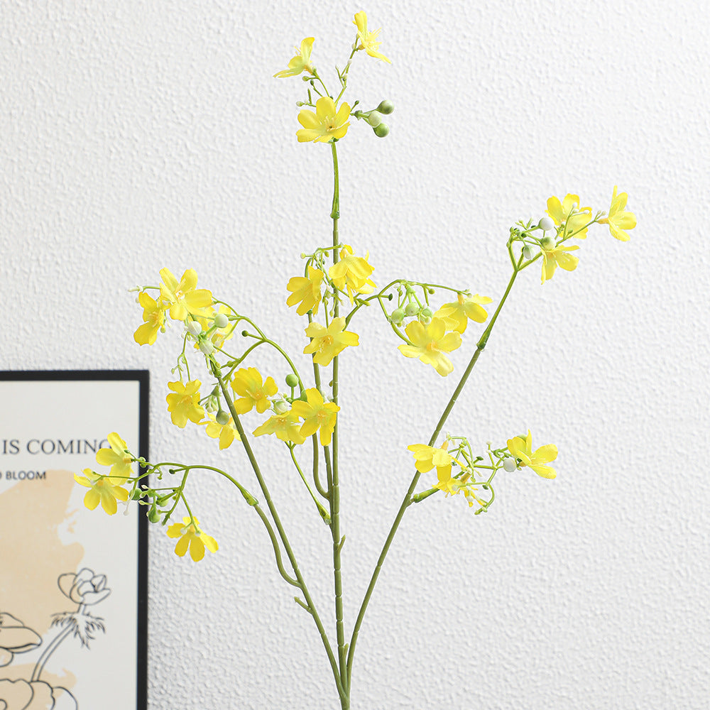 Künstlicher Blütenzweig mit zarten blauen Blumen und grünen Beeren Brehn