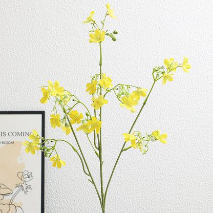 Künstlicher Blütenzweig mit zarten blauen Blumen und grünen Beeren Brehn