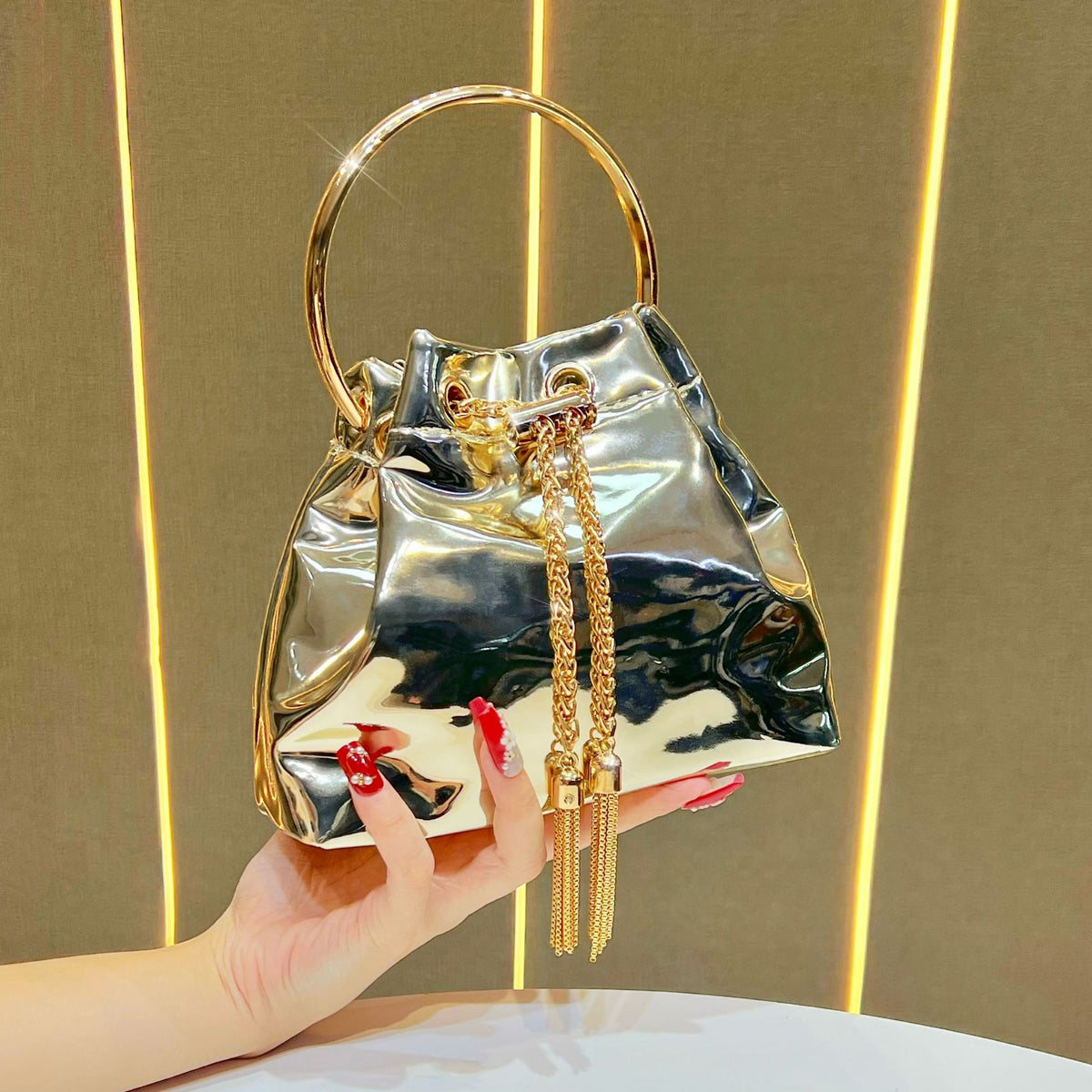 Bucket-Handtasche mit metallischen Details