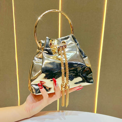 Bucket-Handtasche mit metallischen Details