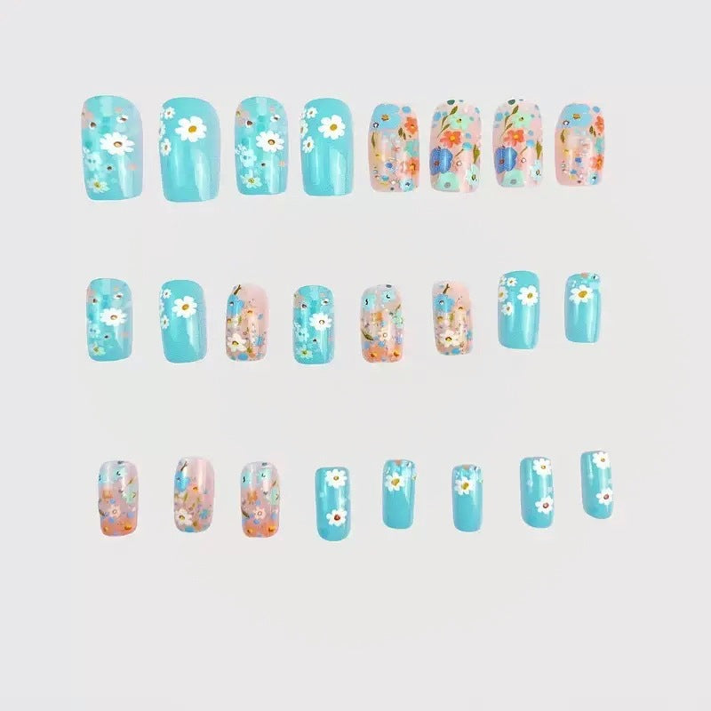 Kunstnagelset mit floralen 3D-Akzenten Brehn