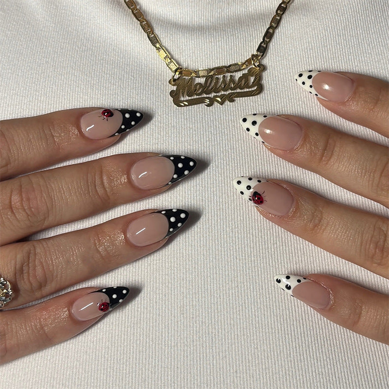 Kunstnagelset mit polka-nervigen Akzenten und funkelnden Details Brehn