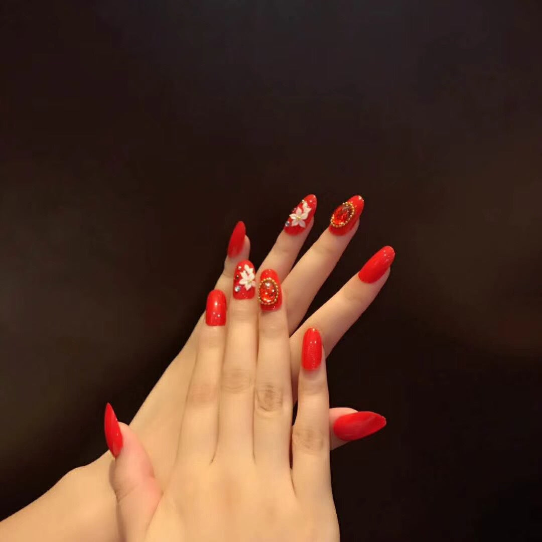 Kunstnägel mit elegantem Blumen- und Strassdesign Brehn