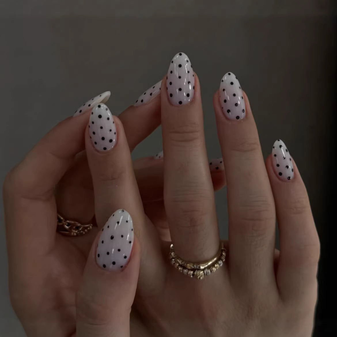 Elegante Polka Dot Press-On Nagelverstärkungen Brehn