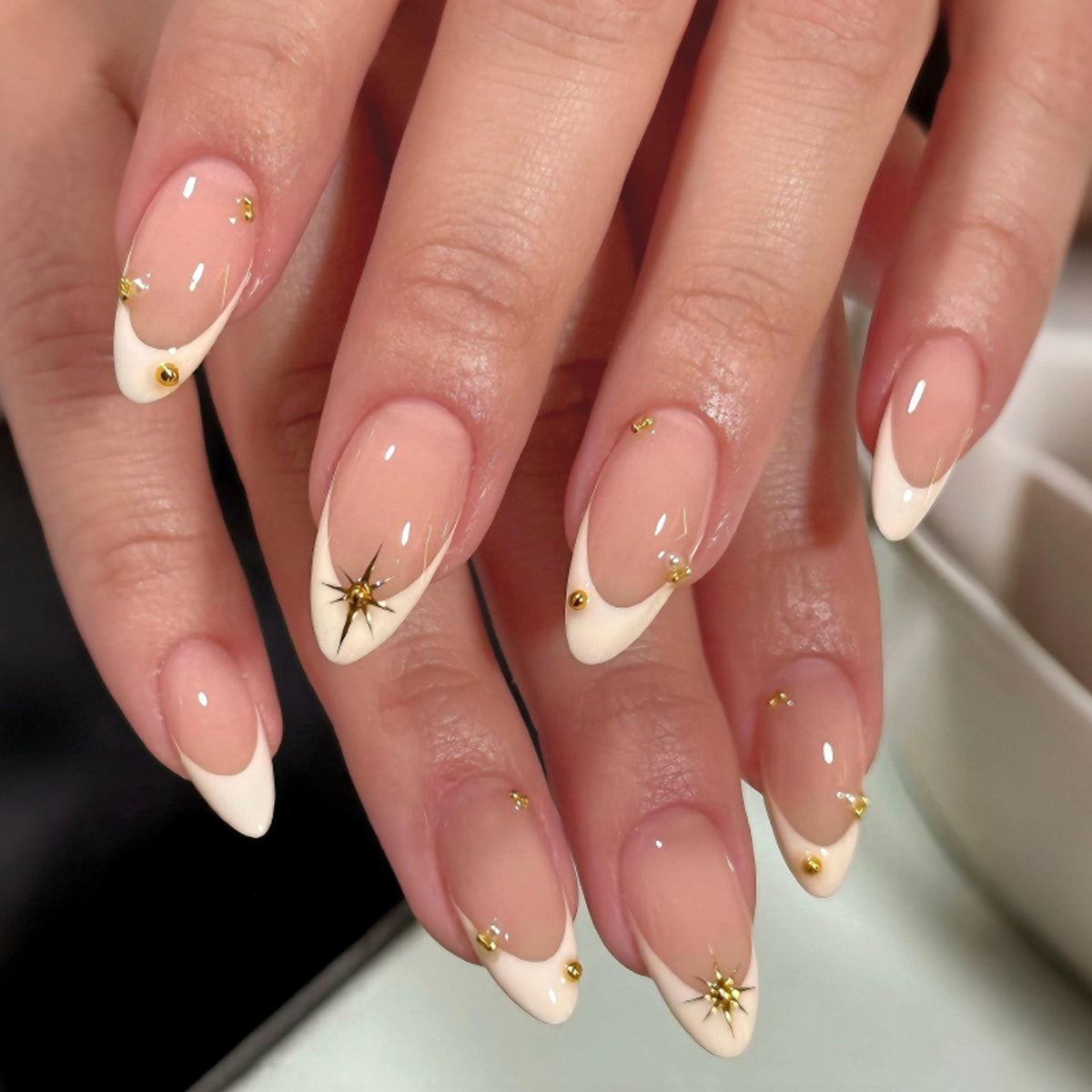Kunstvolle French-Tipp Nagelkunst mit Glitzer und eleganten Verzierungen Brehn