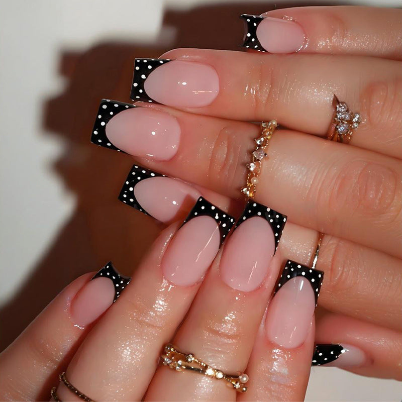 Kunstnagelset mit eleganten Schwarz-Weiß-Akzenten Brehn
