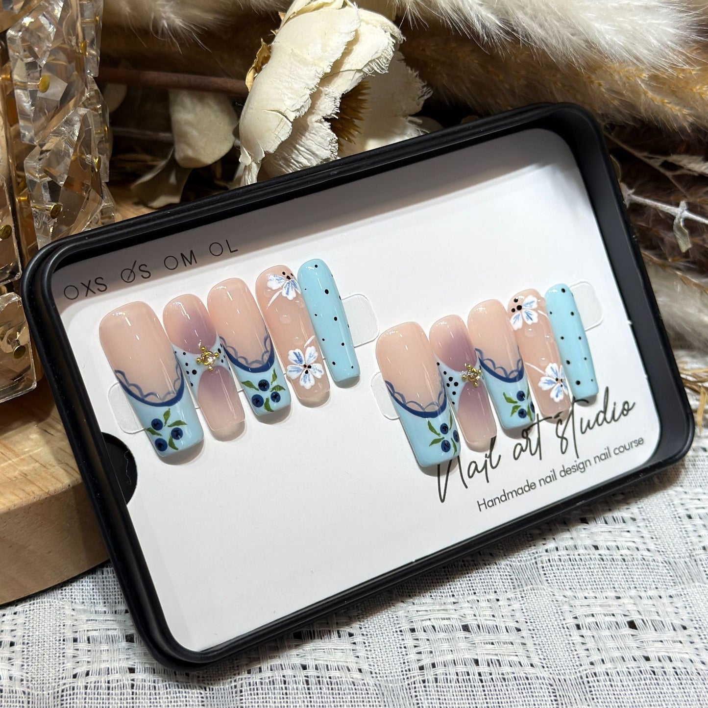 Künstlerisches Press-On-Nagelset mit floralem und geometrischem Design Brehn