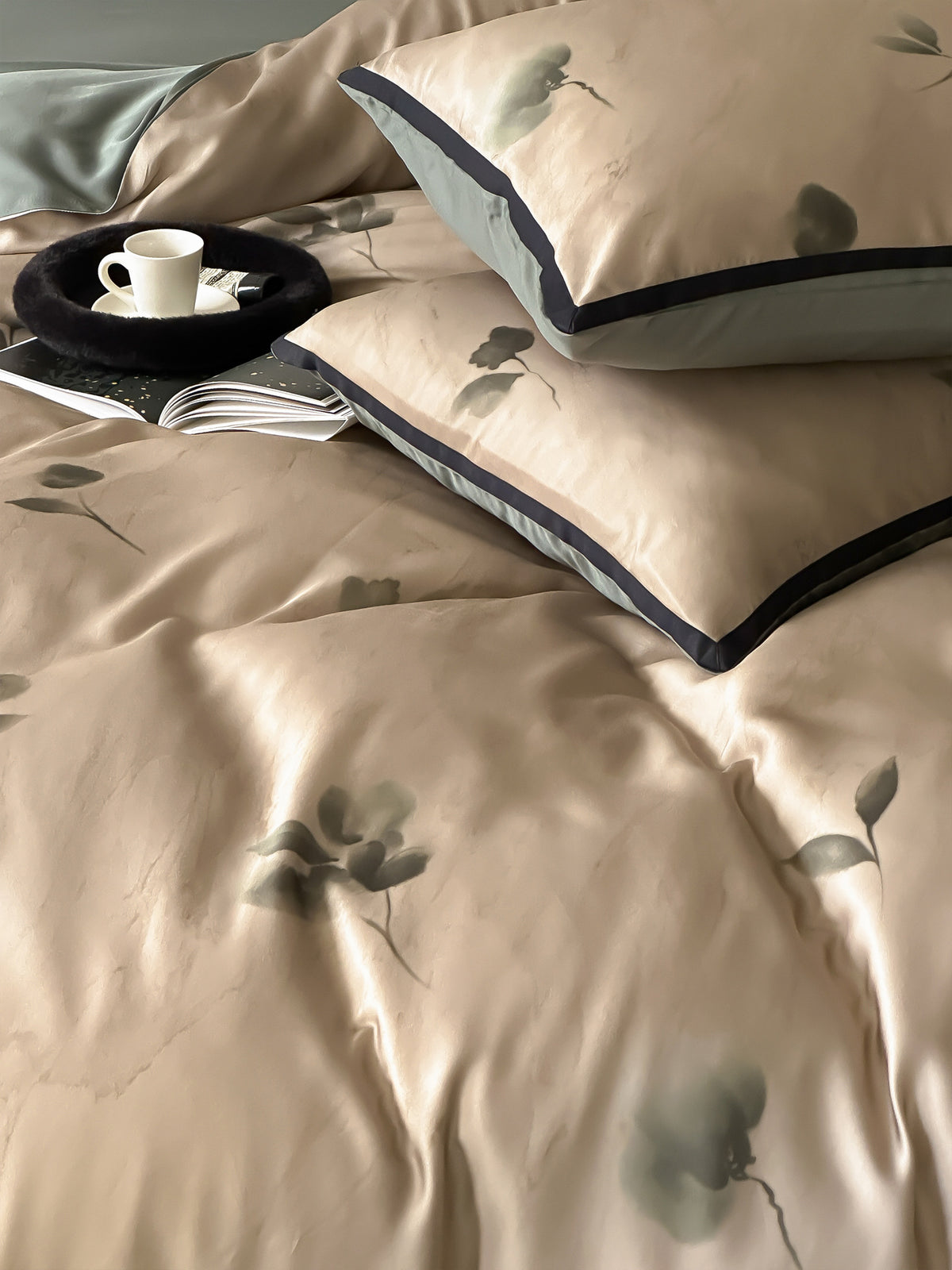Luxus-Satin-Bettwäsche-Set mit floralem Druck und eleganten Kissenbezügen
