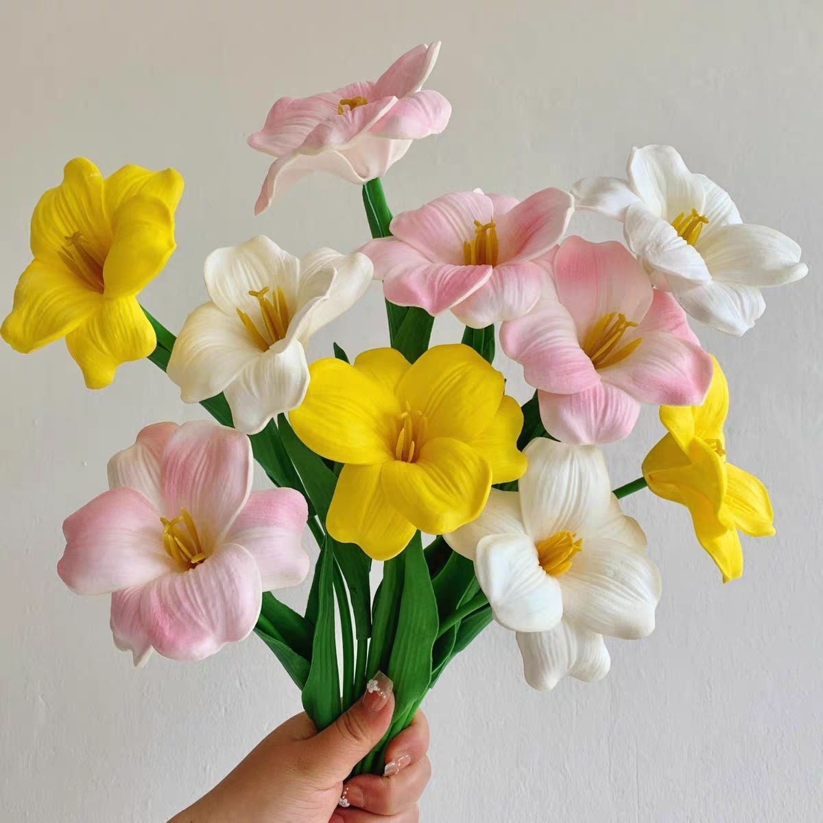 Lebensechte dekorative Blumenarrangement