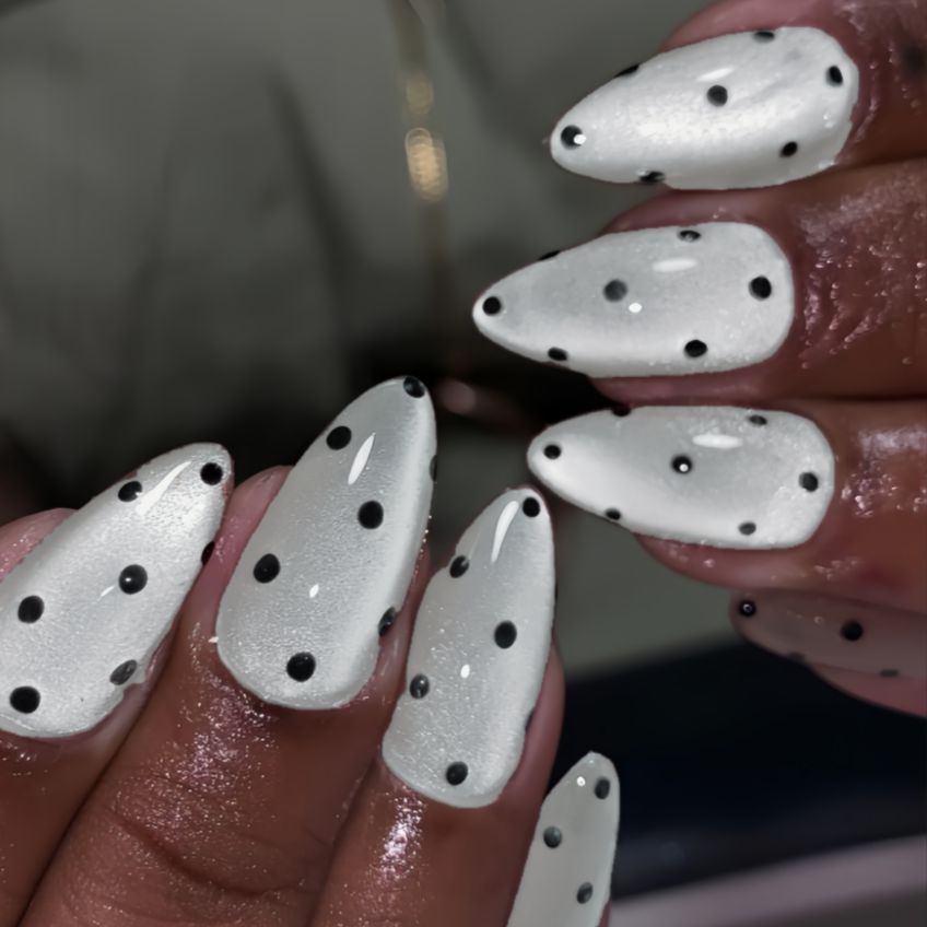 Künstlerisches Press-On Nagelset mit gepunktetem Design Brehn