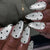 Künstlerisches Press-On Nagelset mit gepunktetem Design Brehn