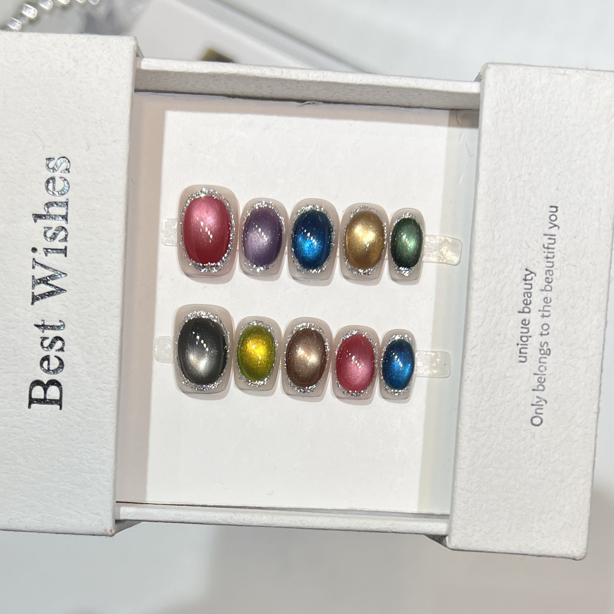 Bunte metallische Press-On Nagelset mit glitzernden Akzenten Brehn