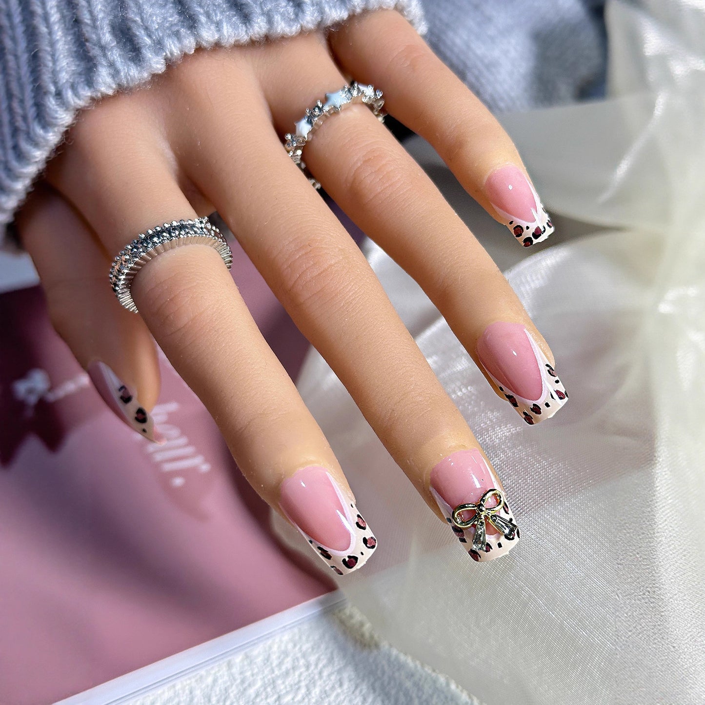 Künstliche Fingernägel mit Eleganter Schleifenverzierung Brehn
