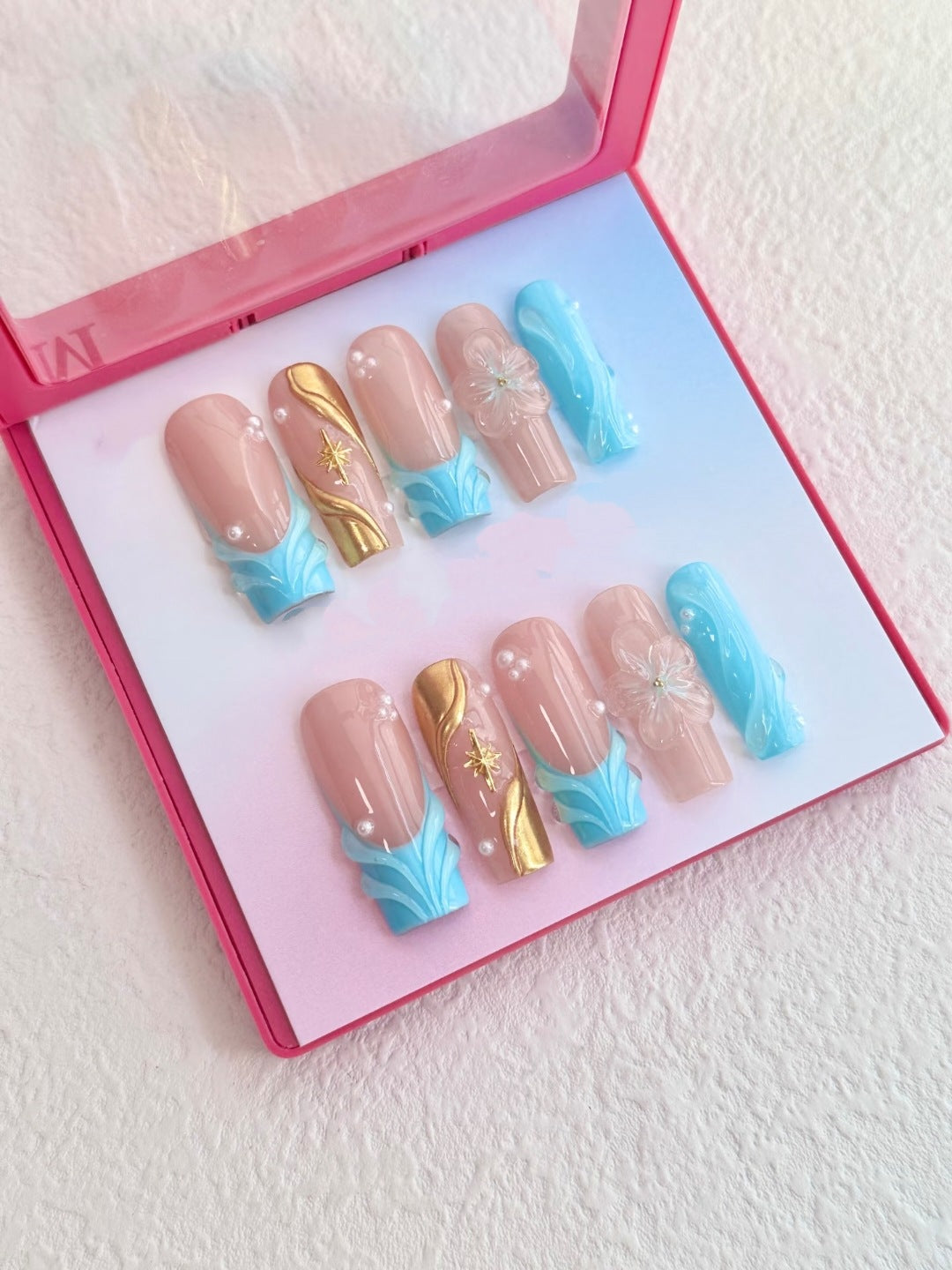 Künstlerische Press-On-Nagelset mit floralen und goldenen Akzenten