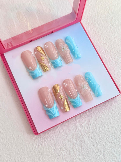 Künstlerische Press-On-Nagelset mit floralen und goldenen Akzenten