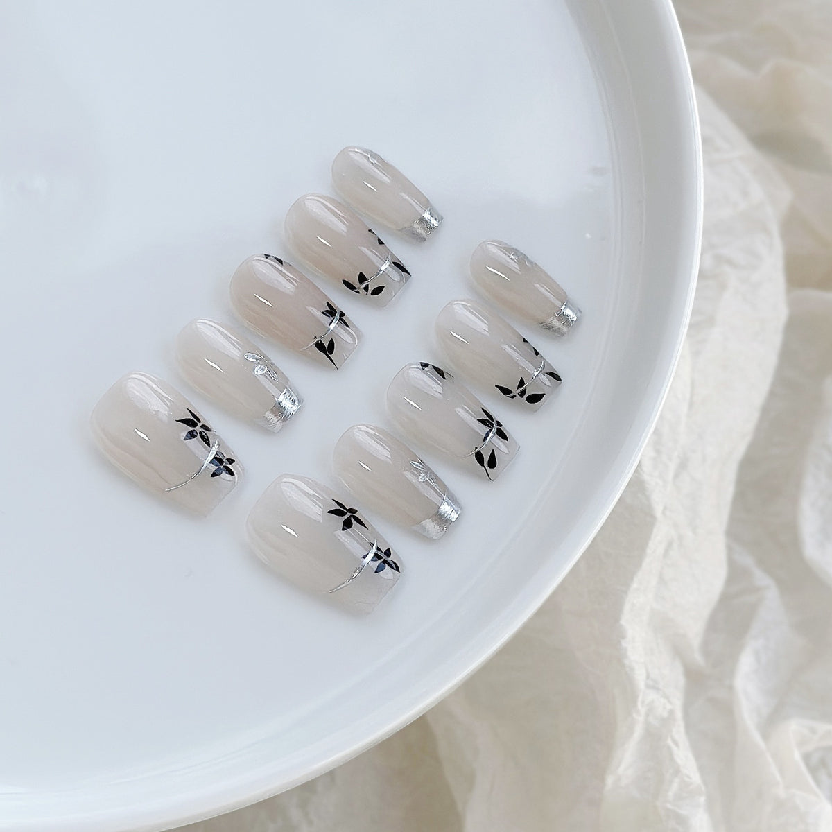 Künstlerisches Floral Press-On Nagelset mit glänzendem Finish