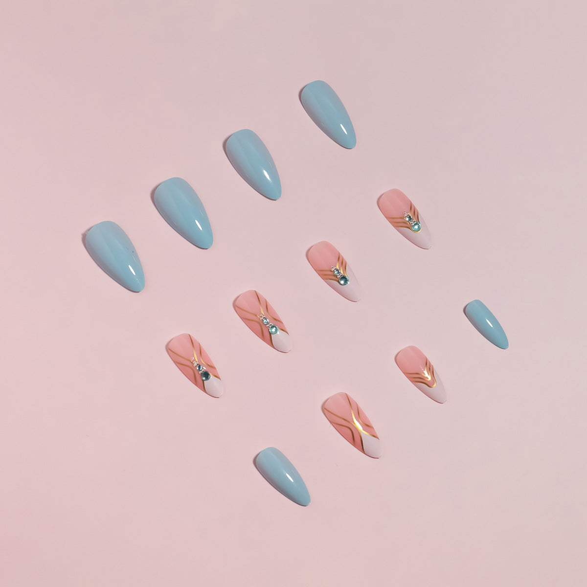 Künstlerisches Press-On-Nagelset mit eleganten Details Brehn