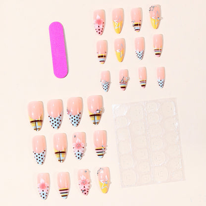 Elegante florale und geometrische 3D-Nagelkunstverlängerungen Brehn
