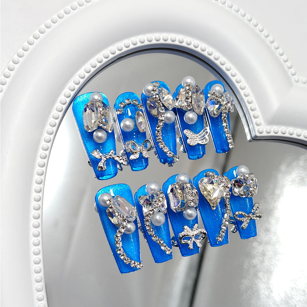 Glamouröse Nagelkunst mit Kristall- und Perlenakzenten Brehn