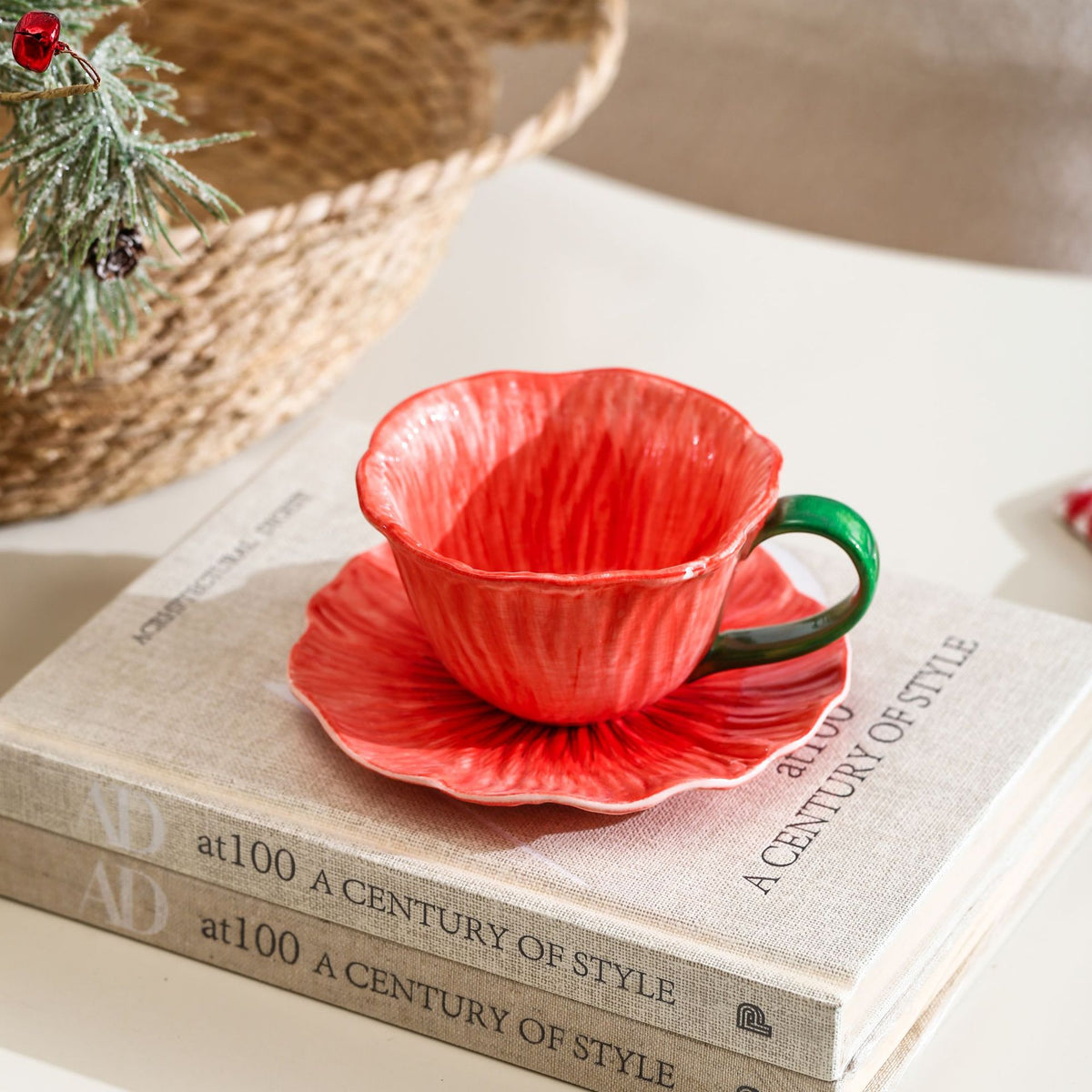 Keramiktasse mit Untertasse in Blütenform