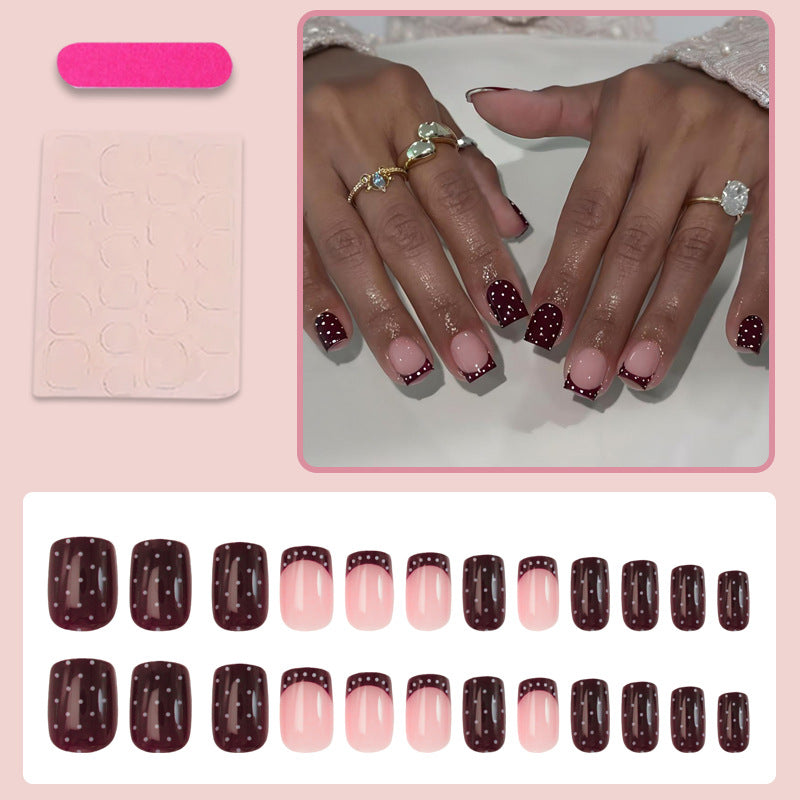Kunstnagelset mit eleganten französischen Spitzen und verspielten Akzenten Brehn