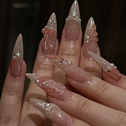 Kunstvolle Stiletto-Nägel mit Perlen- und Blumenverzierungen Brehn
