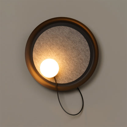 Moderne Wandlampe mit Stoffhintergrund und sanftem Licht