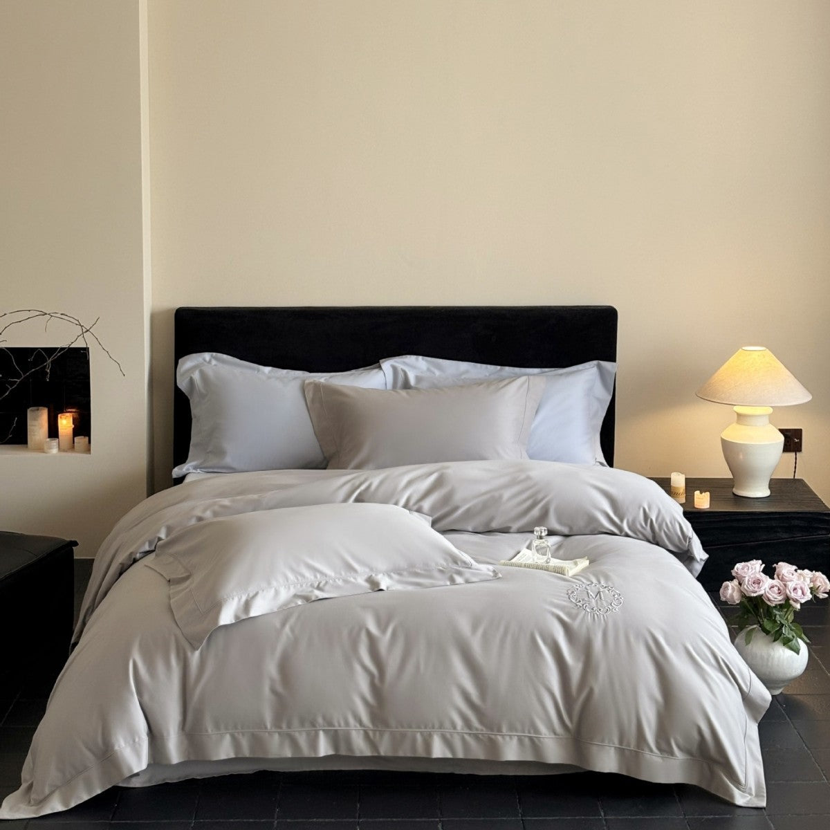 Luxuriöse Baumwollsatin-Bettgarnitur mit Monogramm-Stickerei und feiner Paspel