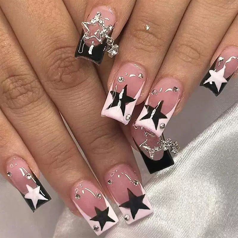 Kunstnagelset mit glitzernden Sternen-Akzenten Brehn
