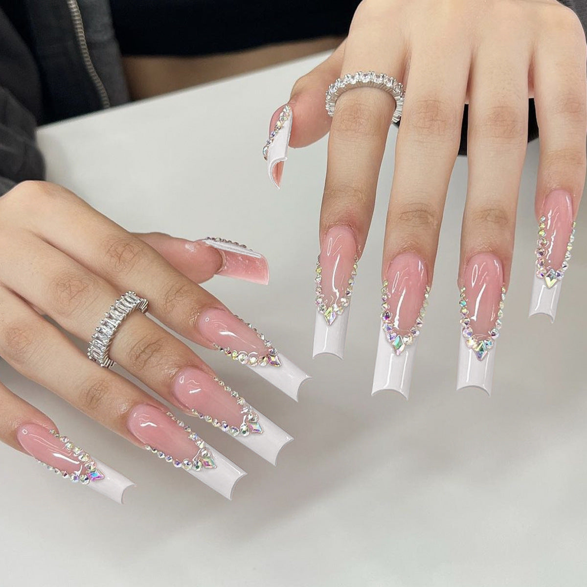 Elegantes kristallverziertes Press-On-Nageldesign Brehn