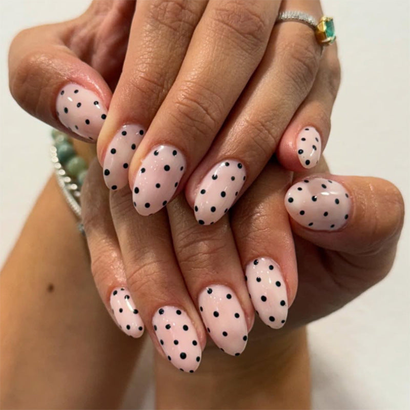 Kunstvolle Nagelverlängerungen mit Punkten Brehn