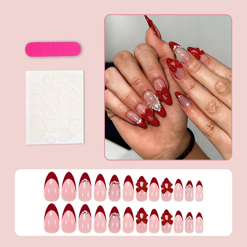 Kunstnagelset mit stylischen Akzenten und dekorativen Details Brehn