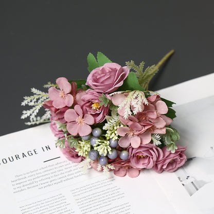 Lebensechte Blumenarrangement