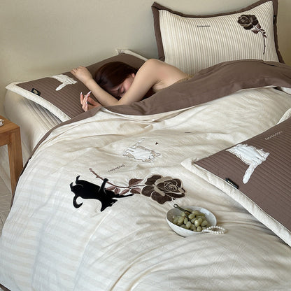 Bestickte Baumwollsatin Bettwäsche Set mit gesteppten Kissenbezügen und verspielter Katzen- & Rosenapplikation