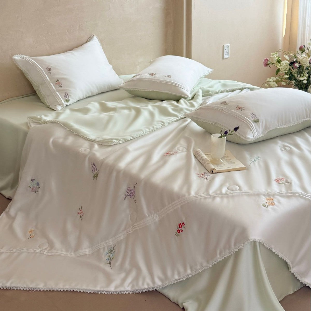 Satin-Bettüberwurf mit floraler Stickerei und feiner Spitzenborte