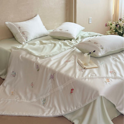 Satin-Bettüberwurf mit floraler Stickerei und feiner Spitzenborte