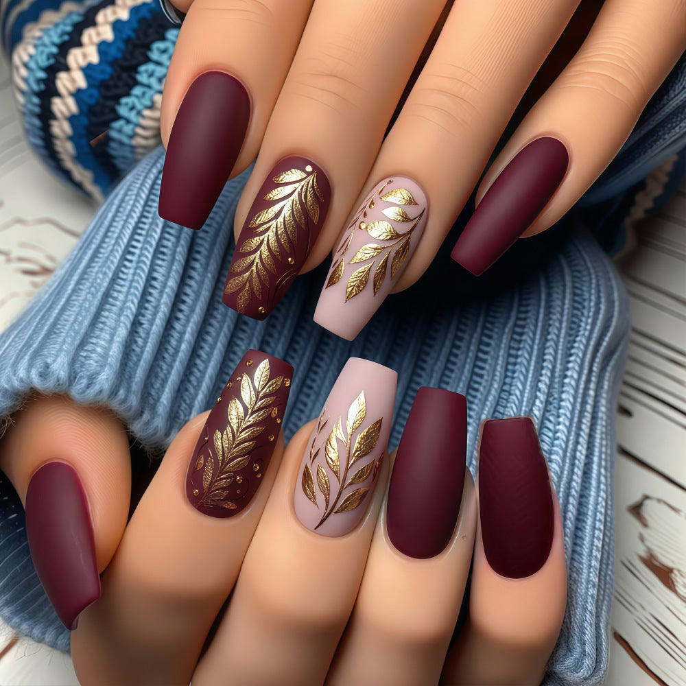 Elegante Kunstnägel mit Goldverzierung Brehn