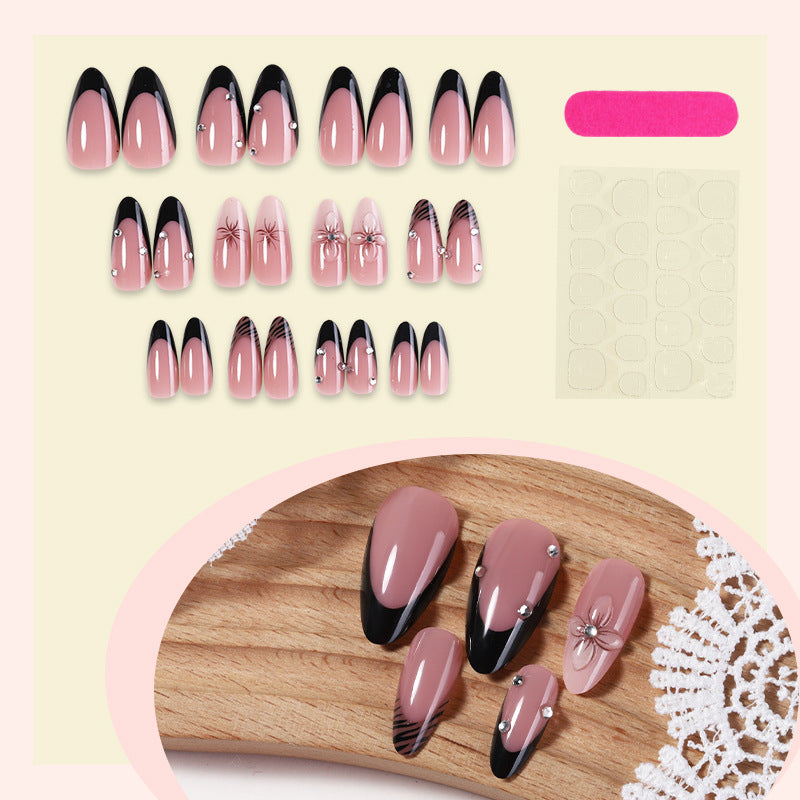 Deluxe Press-On Nagelset mit eleganten schwarzen Spitzen und Verzierungen Brehn