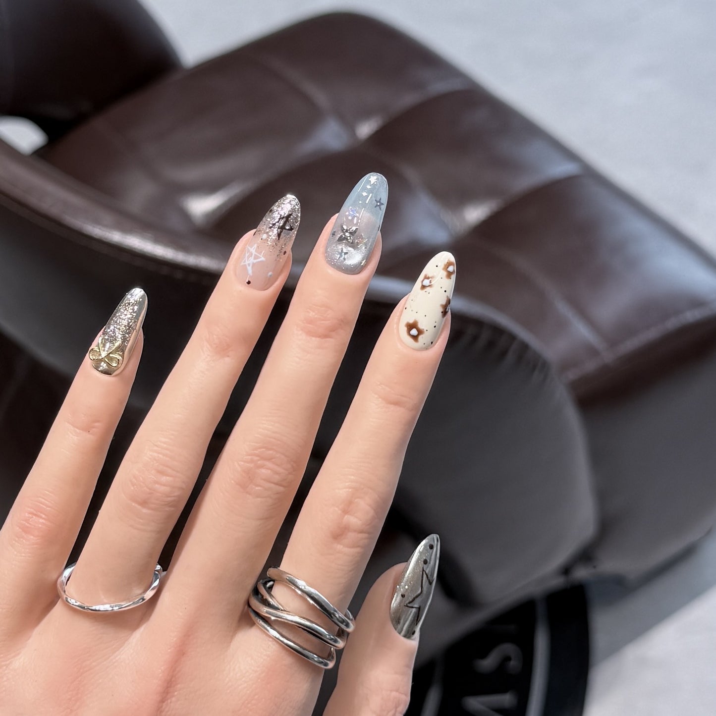 Künstlerisches Stiletto Press-On Nagelset mit einzigartigen ästhetischen Designs Brehn