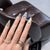 Künstlerisches Stiletto Press-On Nagelset mit einzigartigen ästhetischen Designs Brehn