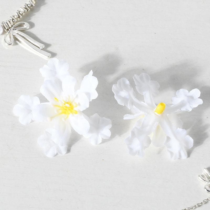 Blumenverzierter Haarschmuck