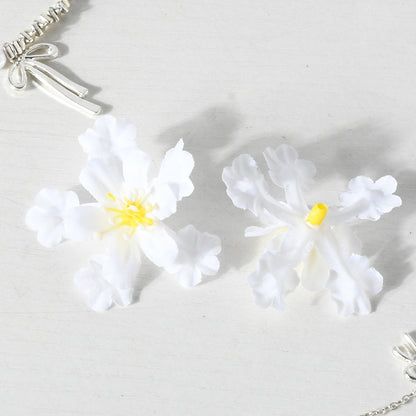 Blumenverzierter Haarschmuck