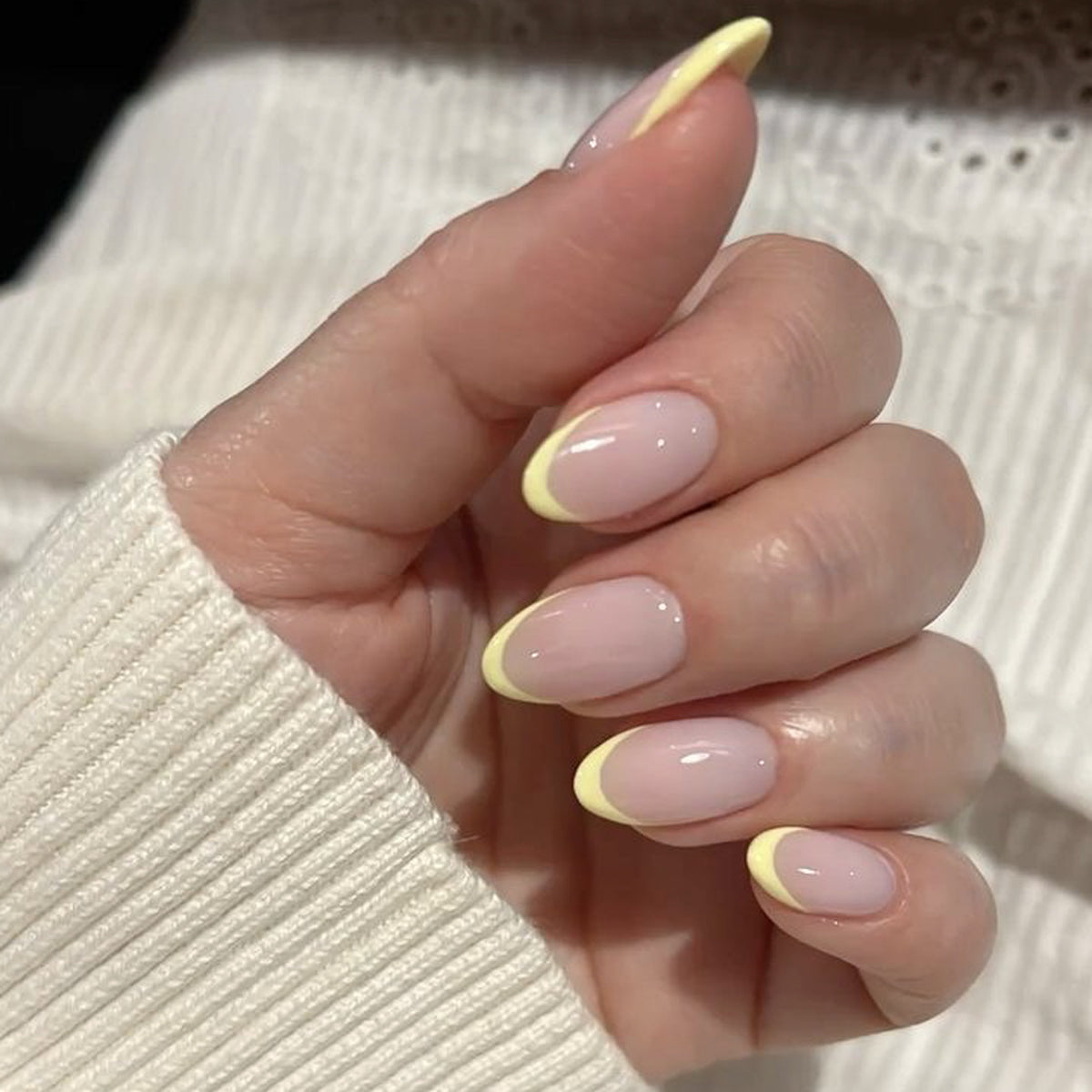 Elegante Nagelkunst im modernen French-Tip Design Brehn