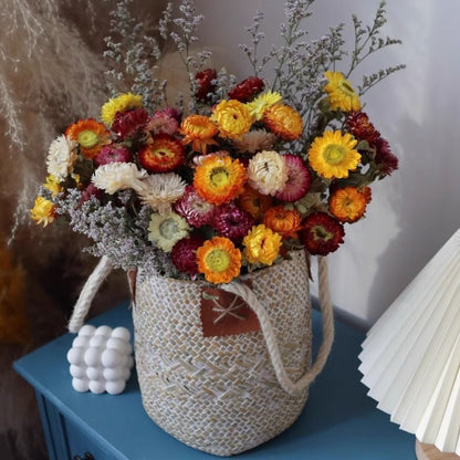 Elegantes künstliches Blumenarrangement im geflochtenen Korb