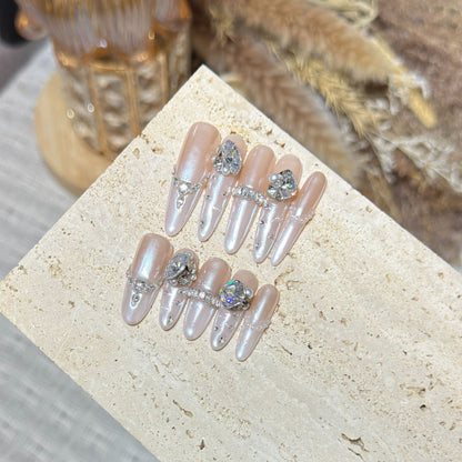 Dekoratives Stiletto-Nagelspitzen-Set mit Edelsteinakzenten Brehn