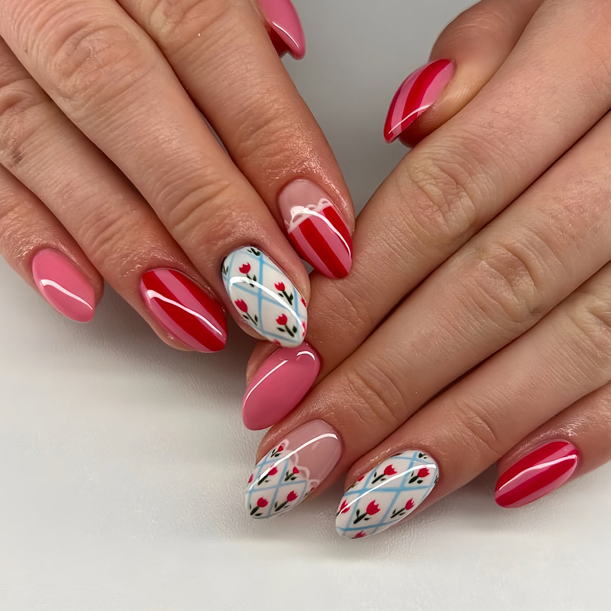 Künstlerisches Floral gemustertes Press-On Nail Art Set Brehn