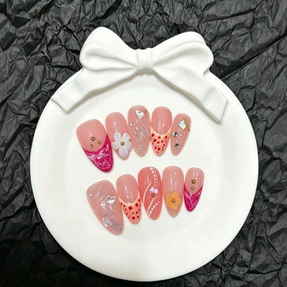 Künstlerisches Press-On-Nagelset mit floralen und dekorativen Elementen